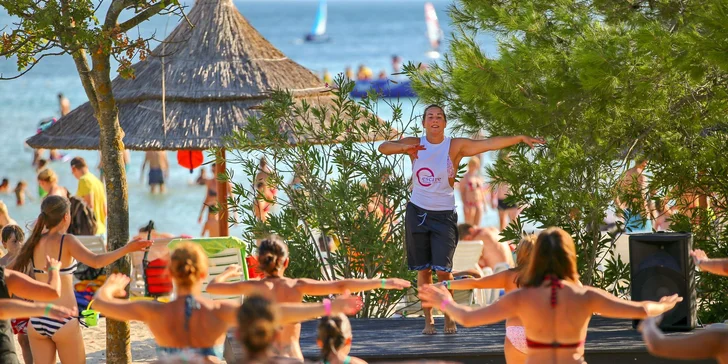 Dalmácie: rodinný resort v krásné zátoce, ubytování v mobilním domku, plná penze i spousta atrakcí