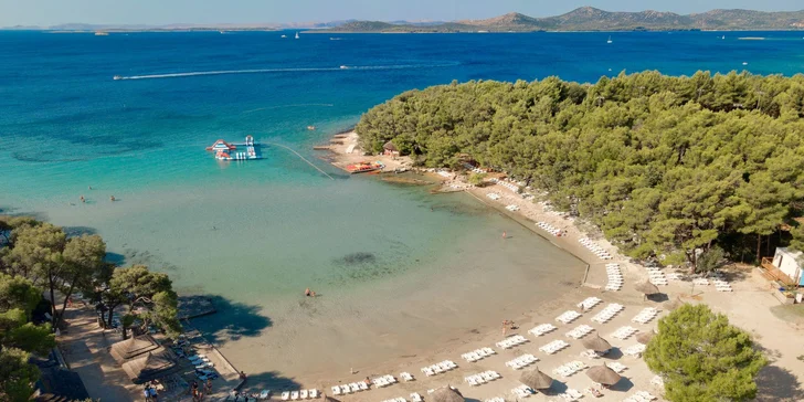 Dalmácie: rodinný resort v krásné zátoce, ubytování v mobilním domku, plná penze i spousta atrakcí
