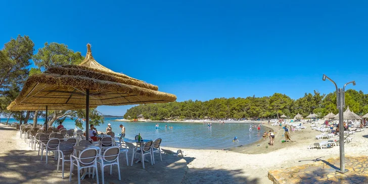 Dalmácie: rodinný resort v krásné zátoce, ubytování v mobilním domku, plná penze i spousta atrakcí