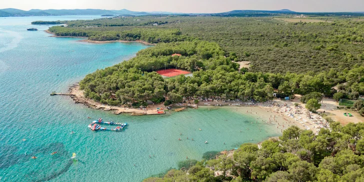 Dalmácie: rodinný resort v krásné zátoce, ubytování v mobilním domku, plná penze i spousta atrakcí