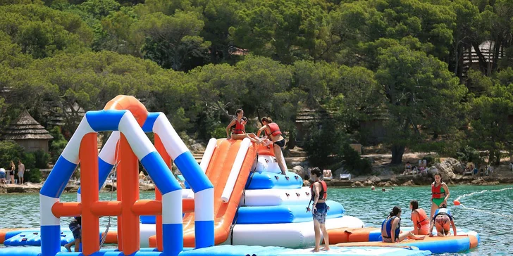 Dalmácie: rodinný resort v krásné zátoce, ubytování v mobilním domku, plná penze i spousta atrakcí