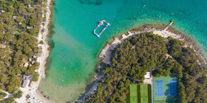 Dalmácie: rodinný resort v krásné zátoce, ubytování v mobilním domku, plná penze i spousta atrakcí