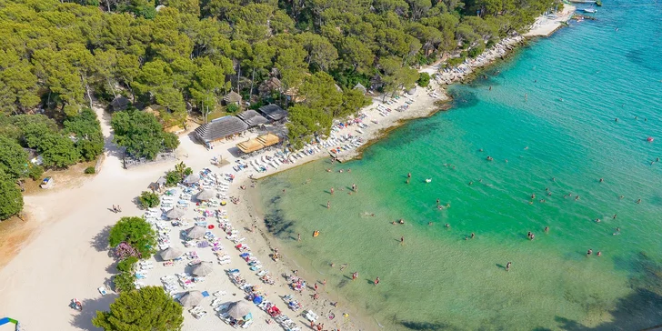 Dalmácie: rodinný resort v krásné zátoce, ubytování v mobilním domku, plná penze i spousta atrakcí