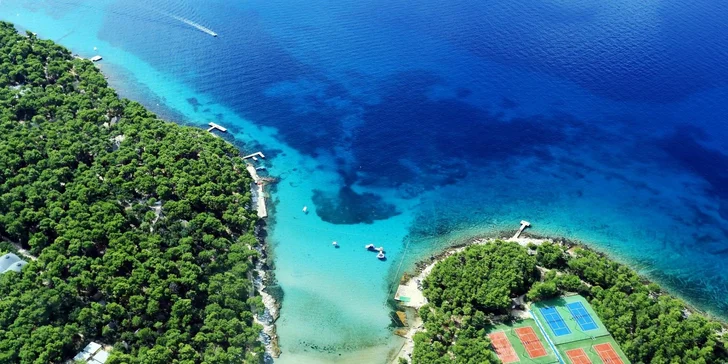 Dalmácie: rodinný resort v krásné zátoce, ubytování v mobilním domku, plná penze i spousta atrakcí