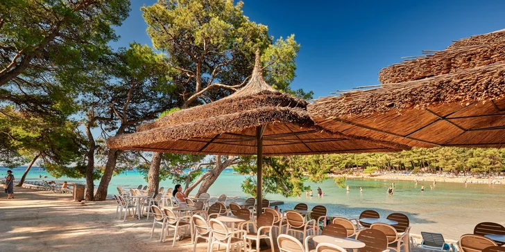 Dalmácie: rodinný resort v krásné zátoce, ubytování v mobilním domku, plná penze i spousta atrakcí