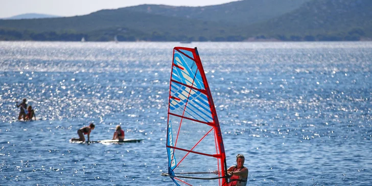 Dalmácie: rodinný resort v krásné zátoce, ubytování v mobilním domku, plná penze i spousta atrakcí