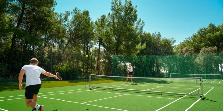 Dalmácie: rodinný resort v krásné zátoce, ubytování v mobilním domku, plná penze i spousta atrakcí