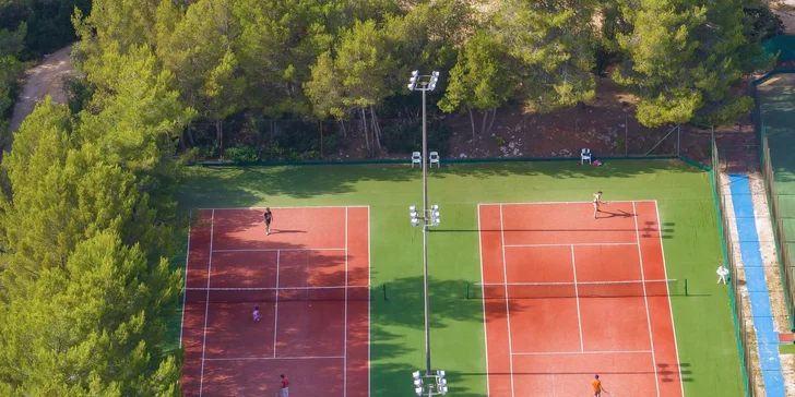 Dalmácie: rodinný resort v krásné zátoce, ubytování v mobilním domku, plná penze i spousta atrakcí
