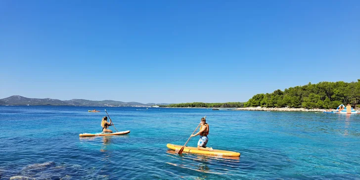 Dalmácie: rodinný resort v krásné zátoce, ubytování v mobilním domku, plná penze i spousta atrakcí