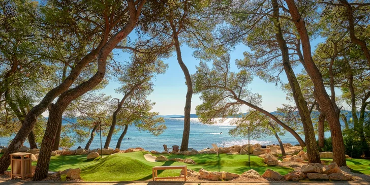 Dalmácie: rodinný resort v krásné zátoce, ubytování v mobilním domku, plná penze i spousta atrakcí