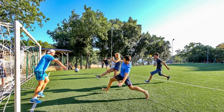 Dalmácie: rodinný resort v krásné zátoce, ubytování v mobilním domku, plná penze i spousta atrakcí