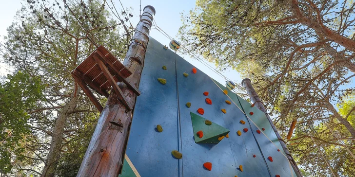 Dalmácie: rodinný resort v krásné zátoce, ubytování v mobilním domku, plná penze i spousta atrakcí