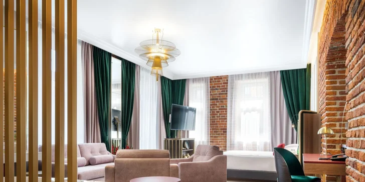 Královské ubytování v srdci Krakova: luxusní hotel se snídaní, vana v pokoji, výhled na hrad