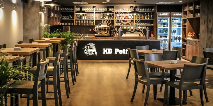 Tác smažených dobrot i pivo na zapití: vepřová kotleta i panenka, kuřecí řízečky a sýrové kousky