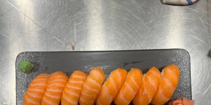 Sushi sety v pražském obchodním centru: 16 až 68 kousků maki, sashimi i nigiri