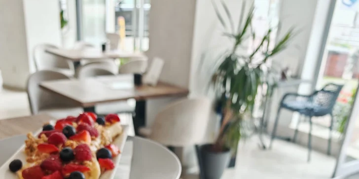 Sladká i slaná snídaně: francouzský toust, obložený chléb, káva i fresh