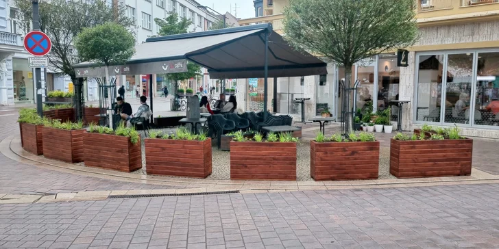 Sladká i slaná snídaně: francouzský toust, obložený chléb, káva i fresh