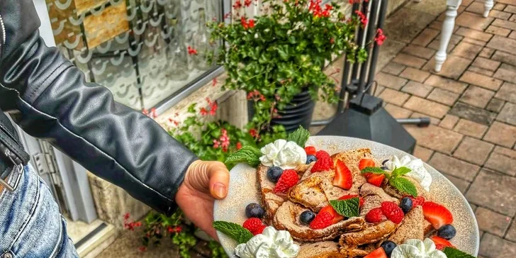 Sladká i slaná snídaně: francouzský toust, obložený chléb, káva i fresh