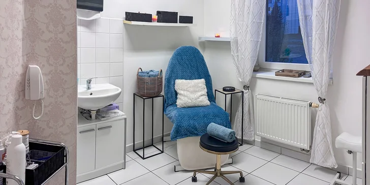 Suchá nebo mokrá pedikúra s možností gellaku, parafínu či masáže chodidel