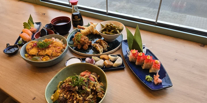 Asijské degustační menu pro 2 osoby: polévka, gyoza, sushi, curry i udon a mochi jako dezert