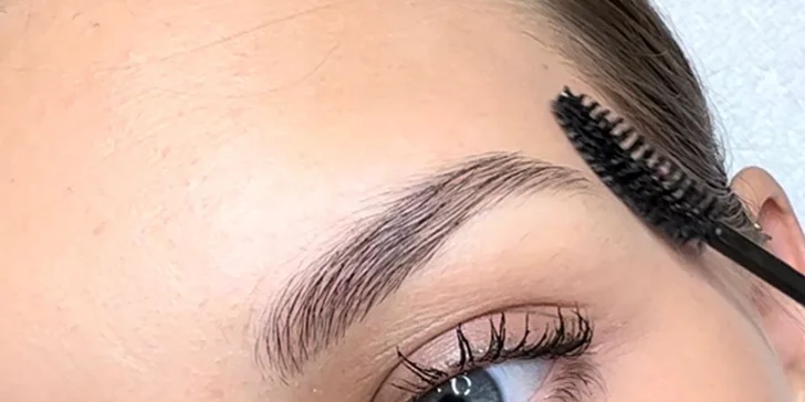 Permanentní make-up: rty metodou ombré, oční linky nebo obočí pudrovou metodou
