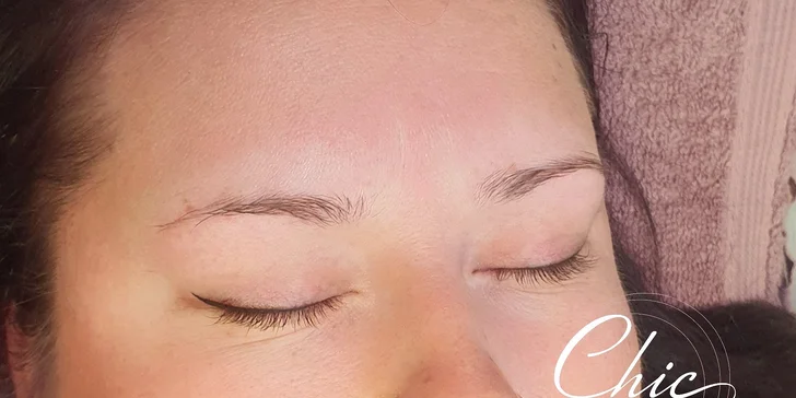 Permanentní make-up očních linek mezi řasami nebo obočí pudrovou metodou