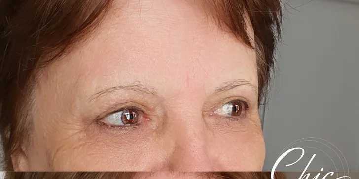 Permanentní make-up očních linek mezi řasami nebo obočí pudrovou metodou