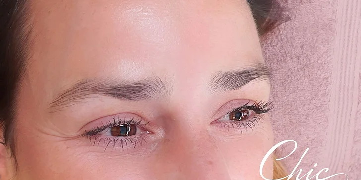 Permanentní make-up očních linek mezi řasami nebo obočí pudrovou metodou