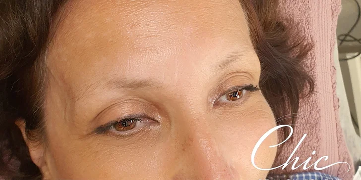 Permanentní make-up očních linek mezi řasami nebo obočí pudrovou metodou