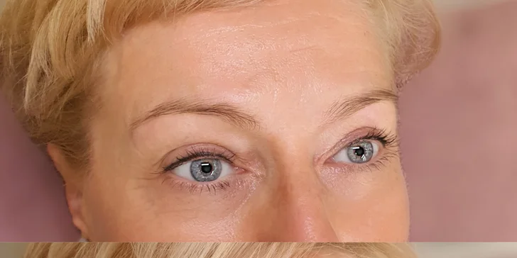 Permanentní make-up očních linek mezi řasami nebo obočí pudrovou metodou