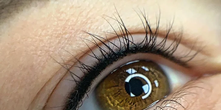 Permanentní make-up očních linek mezi řasami nebo obočí pudrovou metodou