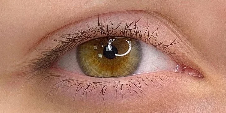Permanentní make-up očních linek mezi řasami nebo obočí pudrovou metodou