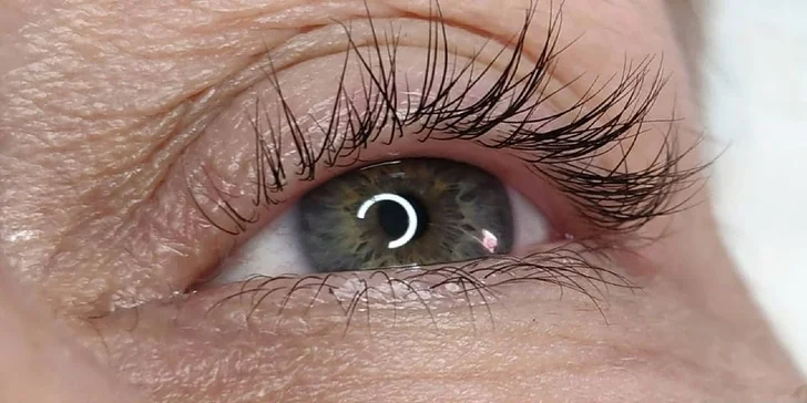 Permanentní make-up očních linek mezi řasami nebo obočí pudrovou metodou