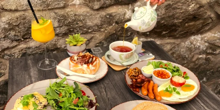 Snídaňové menu po celý den: avokádový chlebík, turecká vejce i sladké palačinky