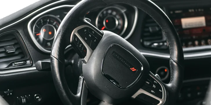 Usedněte za volant legendárního Dodge Charger 2015: 500 koní, americká síla a elegance