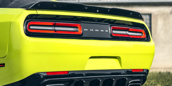 Usedněte za volant legendárního Dodge Charger 2015: 500 koní, americká síla a elegance