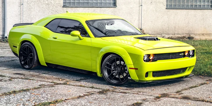 Usedněte za volant legendárního Dodge Charger 2015: 500 koní, americká síla a elegance
