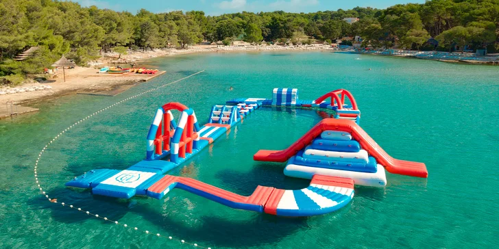 Dalmácie: rodinný resort v krásné zátoce, ubytování v mobilním domku, plná penze i spousta atrakcí