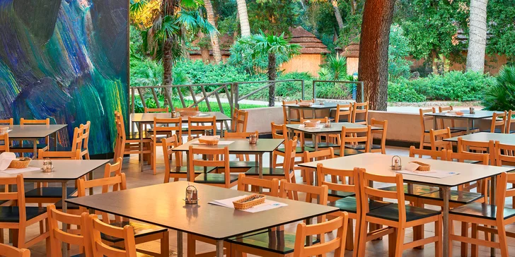 Dalmácie: rodinný resort v krásné zátoce, ubytování v mobilním domku, plná penze i spousta atrakcí