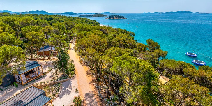 Dalmácie: rodinný resort v krásné zátoce, ubytování v mobilním domku, plná penze i spousta atrakcí