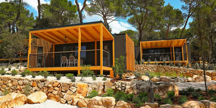Dalmácie: rodinný resort v krásné zátoce, ubytování v mobilním domku, plná penze i spousta atrakcí