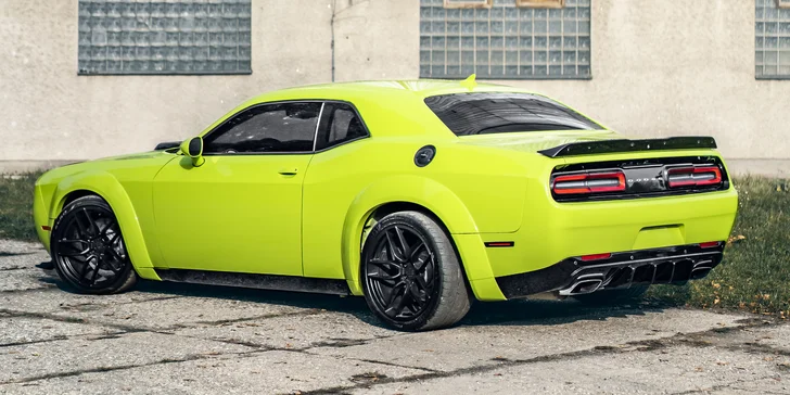 Usedněte za volant legendárního Dodge Charger 2015: 500 koní, americká síla a elegance