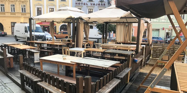 Snídaně pro hezčí den: míchaná vejce, pečivo, teplý nápoj a mimóza