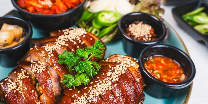Tříchodové korejské menu pro dva: kimchi placičky, knedlíčky, grilované maso i koleno