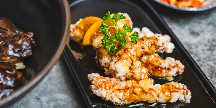 Tříchodové korejské menu pro dva: kimchi placičky, knedlíčky, grilované maso i koleno
