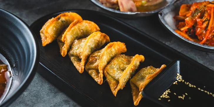 Tříchodové korejské menu pro dva: kimchi placičky, knedlíčky, grilované maso i koleno
