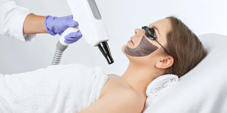 Hollywood peeling: laserová maska s aktivním uhlíkem a kyselinou hyaluronovou