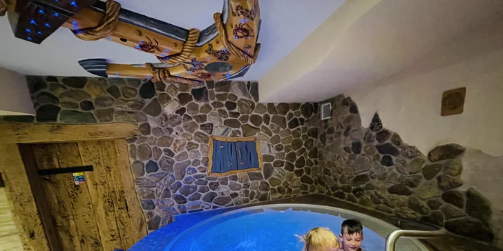 Vstup do stylového hradního wellness pro jednoho, pár i rodinu: vířivka i sauny