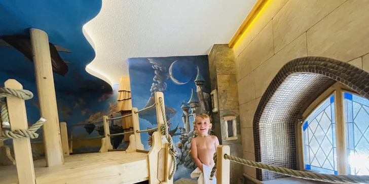 Vstup do stylového hradního wellness pro jednoho, pár i rodinu: vířivka i sauny
