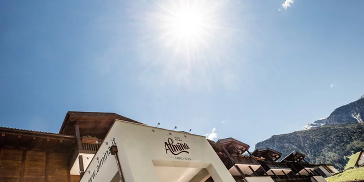 Jižní Tyrolsko: 4* horský hotel s polopenzí, neomezeným wellness a skipasem